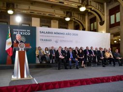El Presidente Andrés Manuel López Obrador anunció el ajuste durante una ceremonia en Palacio Nacional. Lo acompañaron líderes empresariales. EFE/Presidencia