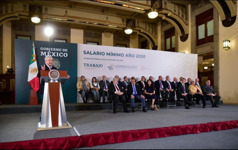 El Presidente Andrés Manuel López Obrador anunció el ajuste durante una ceremonia en Palacio Nacional. Lo acompañaron líderes empresariales. EFE/Presidencia