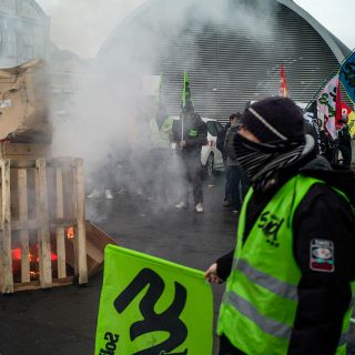 Tras 12 días de huelgas, renuncia el comisionado francés de pensiones