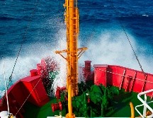 Cada día que pasa se dificulta aún más la búsqueda, pues los restos se esparcen más en la superficie y son arrastrados por las corrientes marinas. AFP/V. Almeida