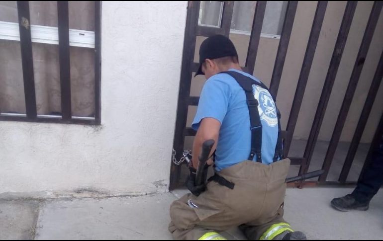 Personal de la Unidad de Protección Civil de Tlajomulco acudió al punto para romper la cadena. ESPECIAL / Policía de Tlajomulco