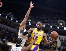 LeBron James (#23) aportó 20 puntos, nueve rebotes y nueve asistencias para Los Ángeles, pero su equipo terminó cayendo en casa de Indiana. AP/M. Conroy