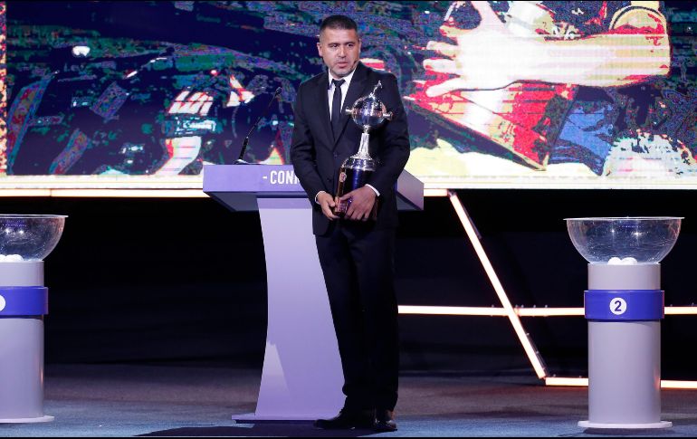 Juan Román Riquelme. El exdelantero argentino fue el encargado de presentar el trofeo. AP/C. Olmedo