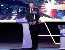 Juan Román Riquelme. El exdelantero argentino fue el encargado de presentar el trofeo. AP/C. Olmedo