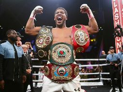 El británico recuperó los cinturones tras vencer en la revancha al mexicano Andy Ruiz. AP