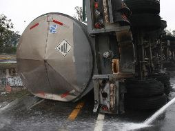 Al lugar del accidente acudieron bomberos y personal de Protección Civil, los cuales ya laboran en el trasvase del químico corrosivo, por lo que la circulación fue cerrada en ambos sentidos. EL INFORMADOR / ARCHIVO