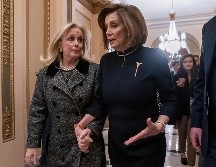 La presidenta de la Cámara de Representantes, Nancy Pelosi, se dirige con la legisladora Debbie Dingell (i) a la histórica sesión en el Capitolio, en Washington, DC. AP/J. Applewhite