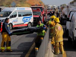 Elementos de Protección Civil trasladan los cuerpos de la zona del accidente en la autopista. EFE/J. Mendoza