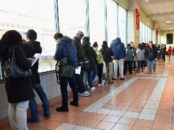 Los jefes de ayuntamientos, que alzaron la voz por los afectados, subrayan que el aumento de la naturalización afectaría negativamente a aproximadamente nueve millones de residentes permanentes legales en todo el país que son elegibles para la ciudadanía. AFP/ A. Weiis