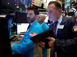 El índice industrial Dow Jones descendió un 0.10 por ciento y cerró con 28 mil 239.28 puntos. AP/R. Drew