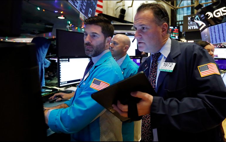 El índice industrial Dow Jones descendió un 0.10 por ciento y cerró con 28 mil 239.28 puntos. AP/R. Drew