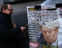 La portada de un diario en Nueva York muestra una nota sobre la aprobación del juicio político a Trump. AFP/S. Platt