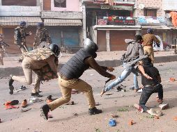 Policías se enfrentan con manifestantes hoy en Lucknow, en la provincia de Uttar Pradesh. AFP