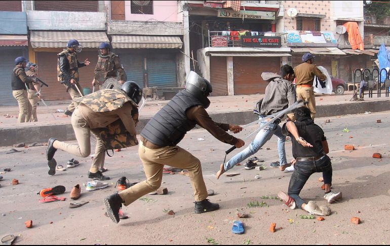 Policías se enfrentan con manifestantes hoy en Lucknow, en la provincia de Uttar Pradesh. AFP