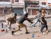 Policías se enfrentan con manifestantes hoy en Lucknow, en la provincia de Uttar Pradesh. AFP