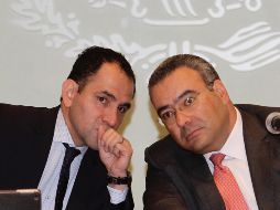 Arturo Herrera, secretario de Hacienda, y Carlos Romero, procurador fiscal, en conferencia de prensa en Ciudad de México. NTX/A. Guzmán