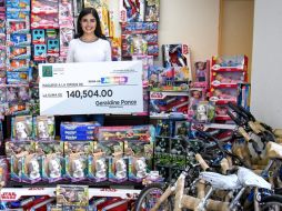 En la publicación, se ve a la diputada rodeada de varios juguetes mientras sostiene un cheque que tiene escrita la cantidad donada. FACEBOOK/Geraldine Ponce