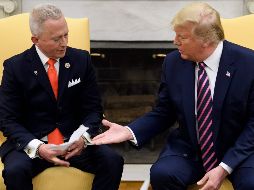 Sentado a un lado del presidente, Jeff Van Drew aseguró que brindará un 