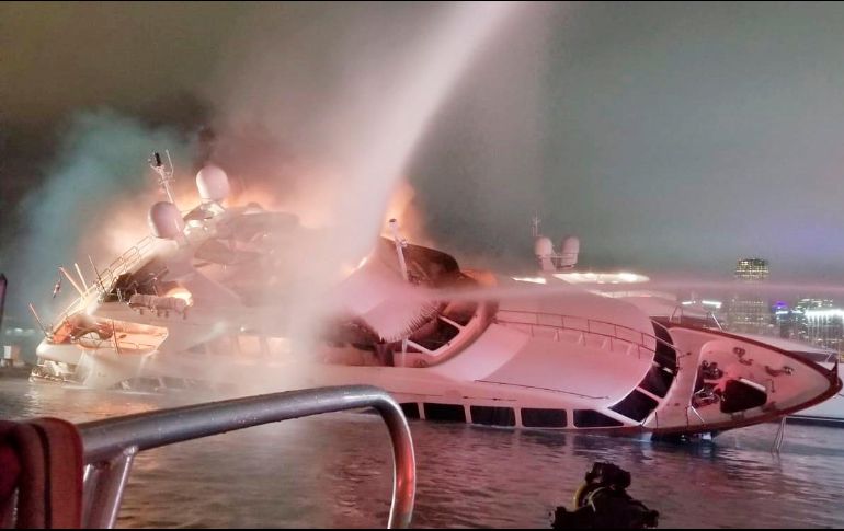 El bote de 36.5 metros de eslora quedó destruido, volcado y parcialmente hundido. AP/Miami-Dade Fire Rescue