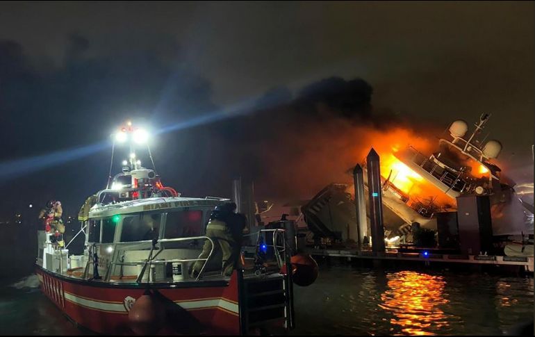 El bote de 36.5 metros de eslora quedó destruido, volcado y parcialmente hundido. AFP/City of Miami Fire-Rescue