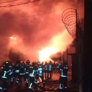 Evacuan a tres mil por incendio en subestación eléctrica de Iztapalapa