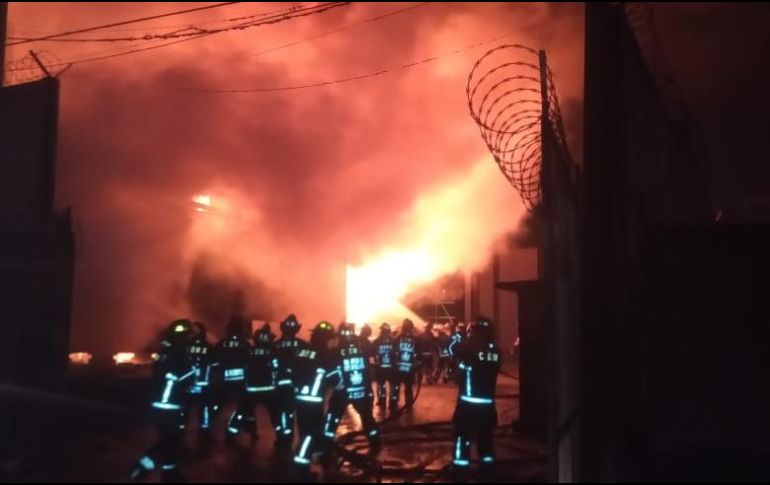 Protección Civil capitalina informó que el fuego se originó en una subestación eléctrica ubicada en Marcos N. Mendez y Emilio Madero. TWITTER / @SGIRPC_CDMX