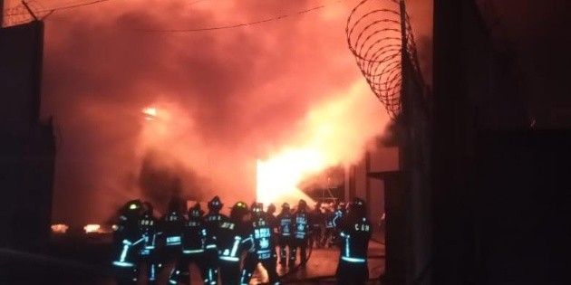 Evacuan a tres mil por incendio en subestación eléctrica de Iztapalapa