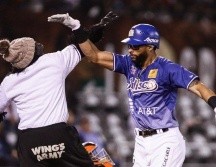 Los cubanos Dariel Álvarez y Henry Urrutia, lucieron en la caja de bateo para doblegar a la novena de la capital sonorense. TWITTER / @charrosbeisbol