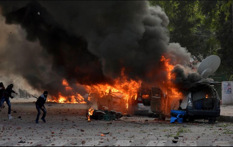 Los manifestantes ignoraron un mandato que castiga las reuniones públicas. AP