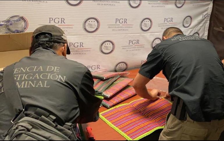 Los oficiales procedieron a asegurar los tapetes para entregarlos al Ministerio Público Federal. ESPECIAL