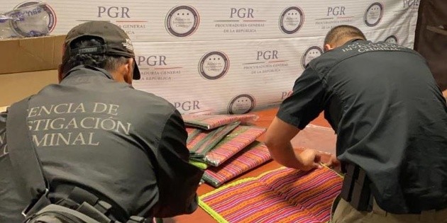 Esconden l&aacute;minas impregnadas de coca&iacute;na en tapetes; las hallan en el Aeropuerto de Guadalajara