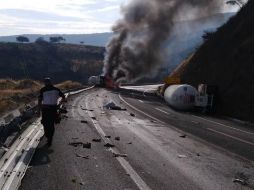 Protección Civil de Michoacán señaló que se incendió uno de los autotanques con posible material peligroso y exhortó a la población a evitar la zona y atender las indicaciones de las autoridades. TWITTER / @GN_MEXICO_