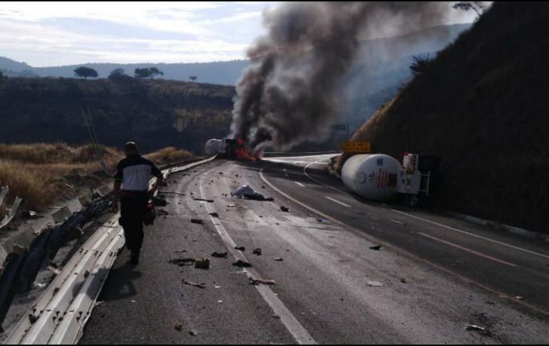 Protección Civil de Michoacán señaló que se incendió uno de los autotanques con posible material peligroso y exhortó a la población a evitar la zona y atender las indicaciones de las autoridades. TWITTER / @GN_MEXICO_