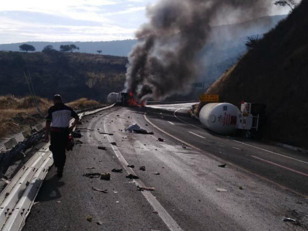  Vuelca pipa con amoniaco en autopista Pátzcuaro-Cuitzeo