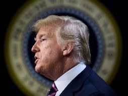 Antes de partir hacia su lujoso club de Mar-a-Lago, Trump decidió firmar una amplia ley presupuestaria. AFP/B. Smialowski