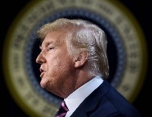 Antes de partir hacia su lujoso club de Mar-a-Lago, Trump decidió firmar una amplia ley presupuestaria. AFP/B. Smialowski