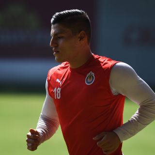 Ronaldo Cisneros se queda en Chivas