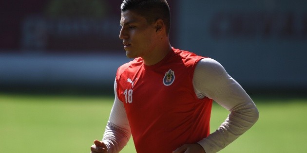 Ronaldo Cisneros se queda en Chivas
