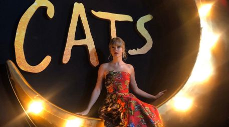 La cantante Taylor Swift interpreta el tema principal de la película, 