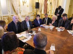 La primera reunión del Consejo Federal argentino contra el Hambre congregó a productores de alimentos, asociaciones de supermercados, empresarios, dirigentes sociales y sindicales. EFE/Presidencia de Argentina