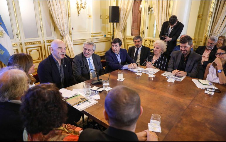 La primera reunión del Consejo Federal argentino contra el Hambre congregó a productores de alimentos, asociaciones de supermercados, empresarios, dirigentes sociales y sindicales. EFE/Presidencia de Argentina