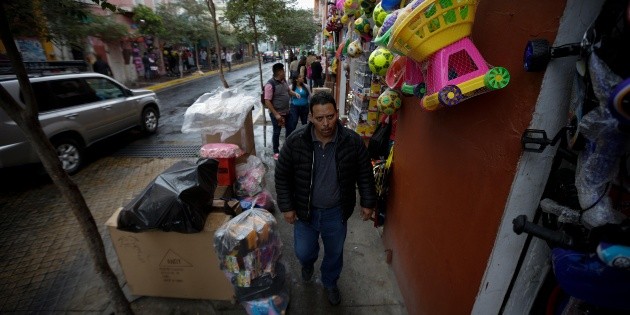 En periodo decembrino, comerciantes invaden banquetas del Centro tapat&iacute;o