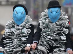 Activistas vestidos como águilas protestaron contra los acuerdos de pago de Barclays en la Junta General anual de 2012. GETTY IMAGES