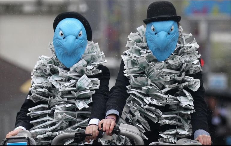 Activistas vestidos como águilas protestaron contra los acuerdos de pago de Barclays en la Junta General anual de 2012. GETTY IMAGES