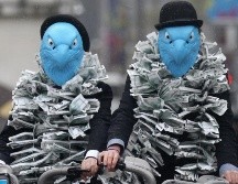 Activistas vestidos como águilas protestaron contra los acuerdos de pago de Barclays en la Junta General anual de 2012. GETTY IMAGES