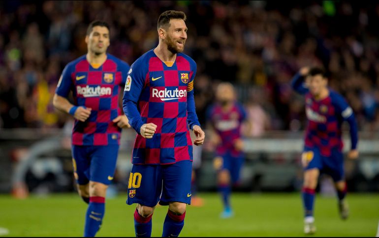 Cuando más presión ejercía el Alavés sobre el Barcelona, Messi marcó el tercero, y Luis Suárez remató de penalti el partido tras consultar el VAR. AP / J. Monfort