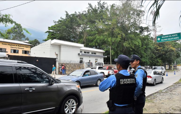 Dos miembros de la policía nacional resguardan las instalaciones de la morgue judicial del Ministerio Público hondureño. EFE/J. Valle