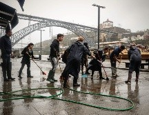 En Portugal, la tempestad obligó a suspender las conexiones ferroviarias entre la capital, Lisboa, y Oporto, después de que las vías quedaran inundadas. EFE/J. Coehlo