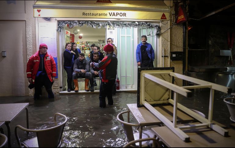 En Portugal, la tempestad obligó a suspender las conexiones ferroviarias entre la capital, Lisboa, y Oporto, después de que las vías quedaran inundadas. EFE/J. Coehlo