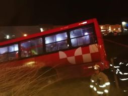 El conductor del transporte público se dio a la fuga y nadie en el lugar pudo explicar lo que ocurrió. ESPECIAL/Prpotección Civil y Bomberos de Tlaquepaque